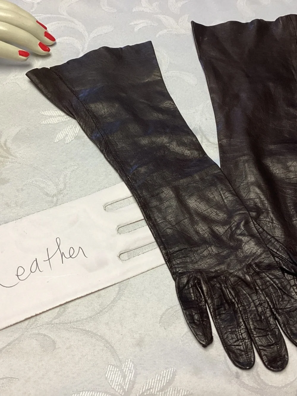 HUGE LOT LADIES VINTAGE GLOVES. MUST SEE RESALE GALORE 💙💙💙💙